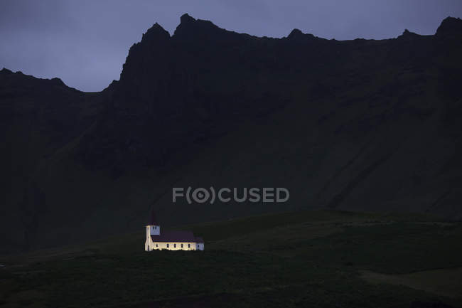 Kirche auf Feld gegen Hügel — Stockfoto