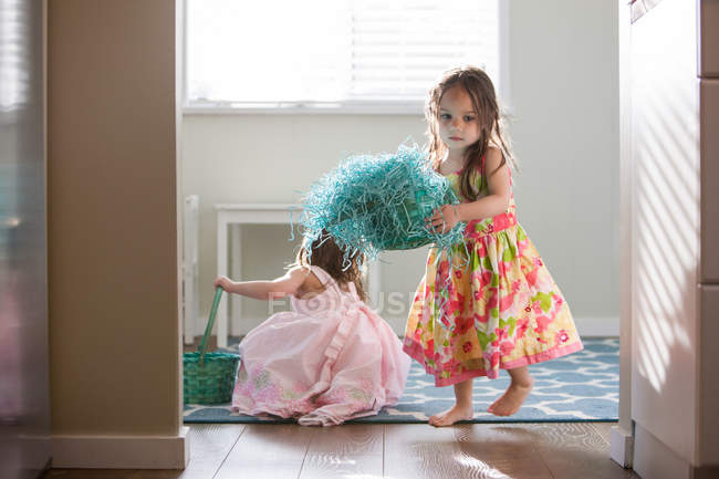 Девушки в платьях с пасхальными корзинами — стоковое фото