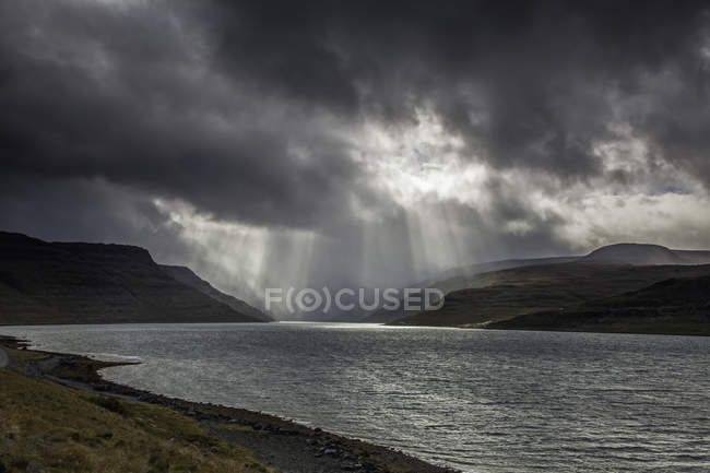 Ciel nuageux sur l'eau du lac — Photo de stock