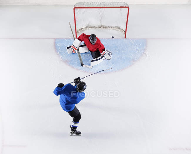 Giocatore di hockey segnando un gol — Foto stock
