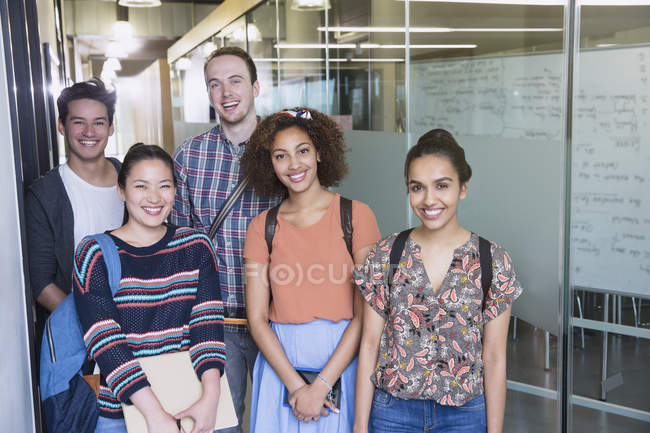 Портрет улыбающихся студентов колледжа в коридоре — стоковое фото