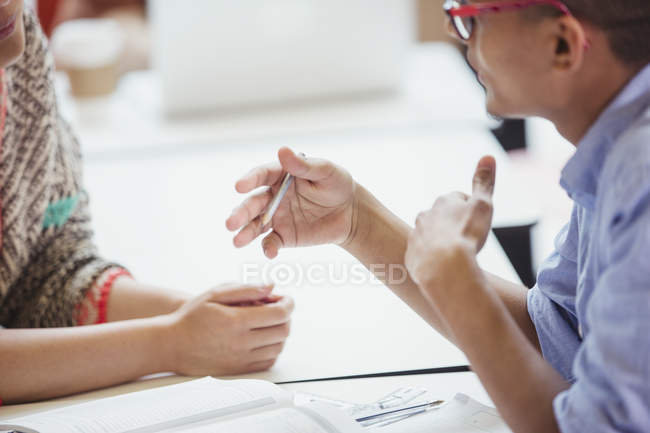 College students talking and gesturing studying — Stock Photo