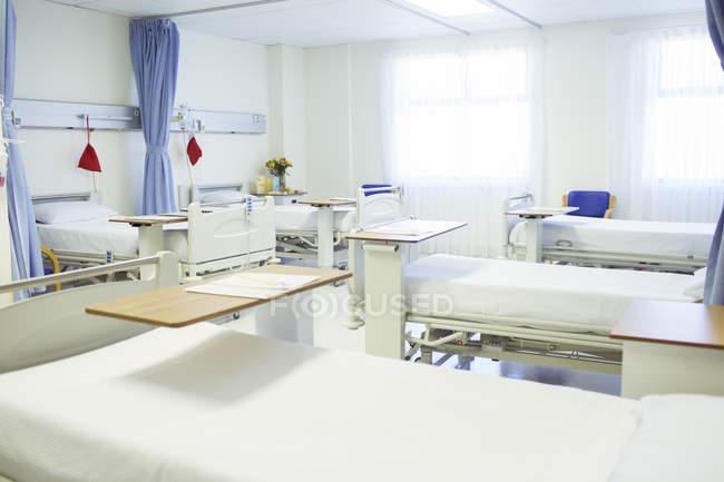 Ліжка готова в порожній лікарняній палаті — стокове фото