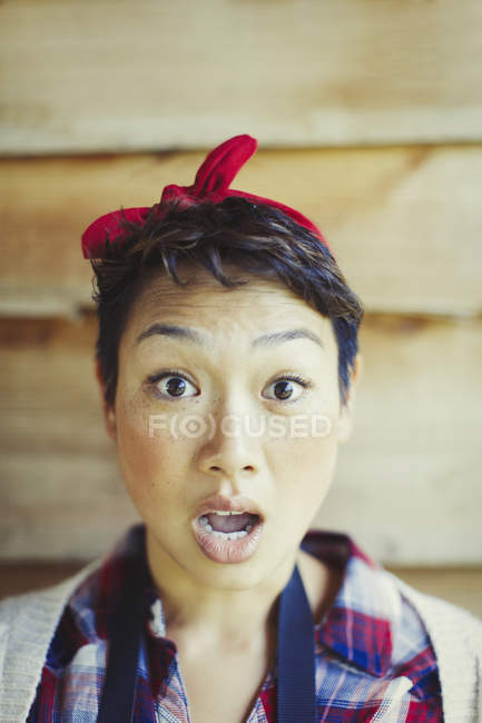 Close up retrato surpreendido mulher — Fotografia de Stock