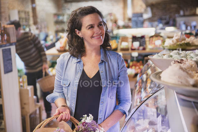 Femme souriante faisant du shopping au marché — Photo de stock