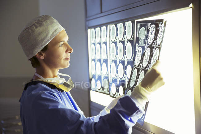 Хірург рецензування МРТ сканує медичні клініки — стокове фото