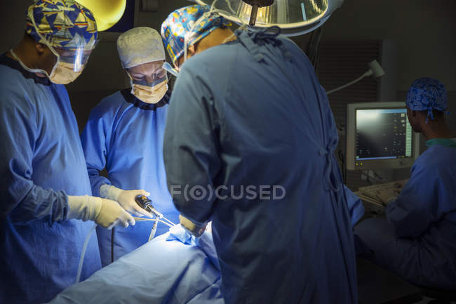 Хірурги, що виконують операцію в операційній кімнаті — стокове фото