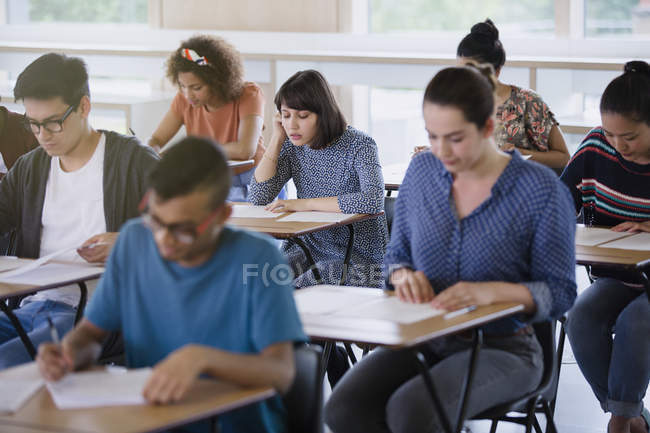College-Studenten machen Test am Schreibtisch im Klassenzimmer — Stockfoto