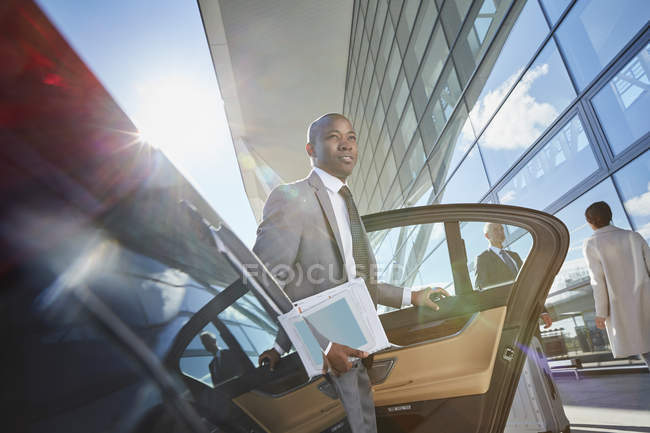 Geschäftsmann am Flughafen beim Aussteigen aus dem Auto — Stockfoto