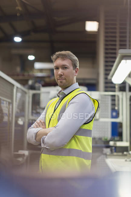 Портрет впевненого керівника в металургійному заводі — стокове фото