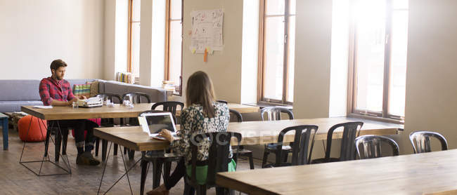 Gelegenheitsunternehmer arbeiten an Tischen im offenen Büro — Stockfoto