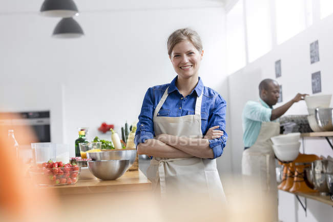 Портрет улыбающейся студентки на кухне кулинарного класса — стоковое фото