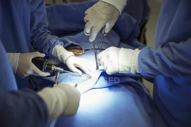 Cirurgiões que realizam cirurgia na sala de cirurgia — Fotografia de Stock