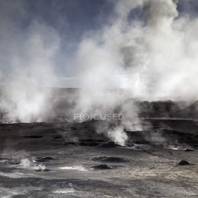 Crateri fumanti sulla superficie rocciosa — Foto stock