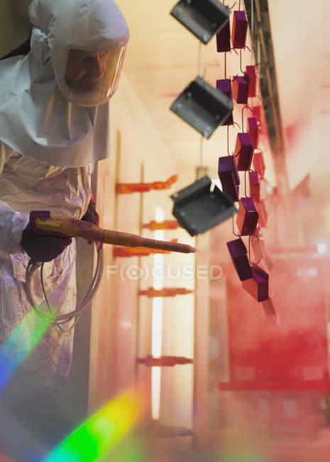Trabalhador pintura peças de aço vermelho na fábrica de aço — Fotografia de Stock