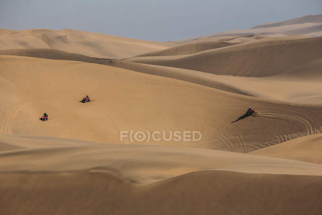 Friends riding quadbikes in desert, Swakopmund, Namibia — Stock Photo