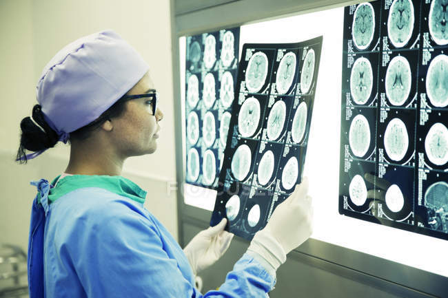 Хирург просматривает МРТ в медицинской клинике — стоковое фото