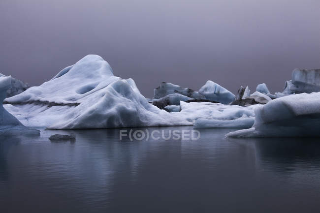 Крижані утворення над водою взимку — стокове фото