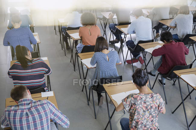 Студенти беруть перевірити на заняттях столах — стокове фото