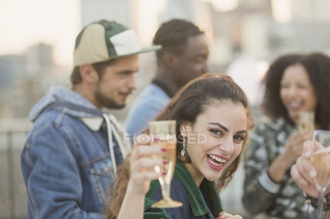 Портрет захоплена молода жінка п'є шампанське на вечірці — стокове фото