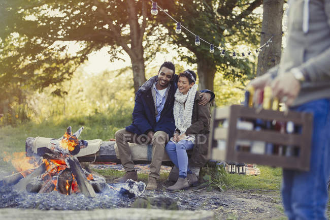 Couple hugging at campfire — Stock Photo