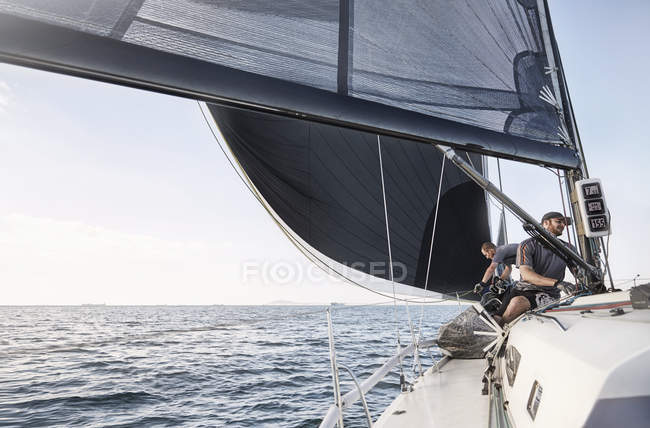 Vista panorámica de dos hombres navegando - foto de stock