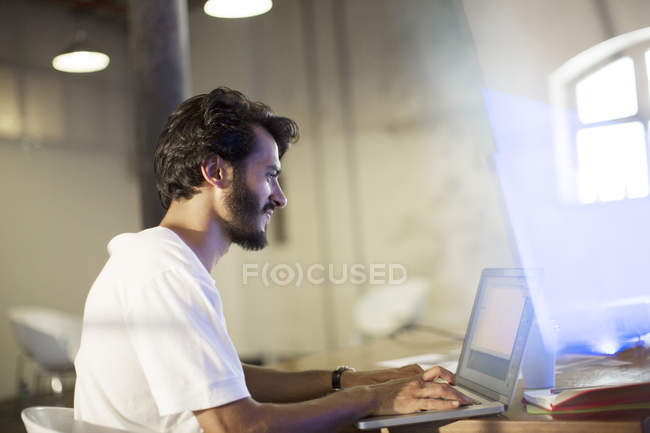 Homem de negócios casual trabalhando no laptop na sala de conferências — Fotografia de Stock