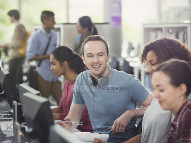 College students using computers in computer lab library — Stock Photo