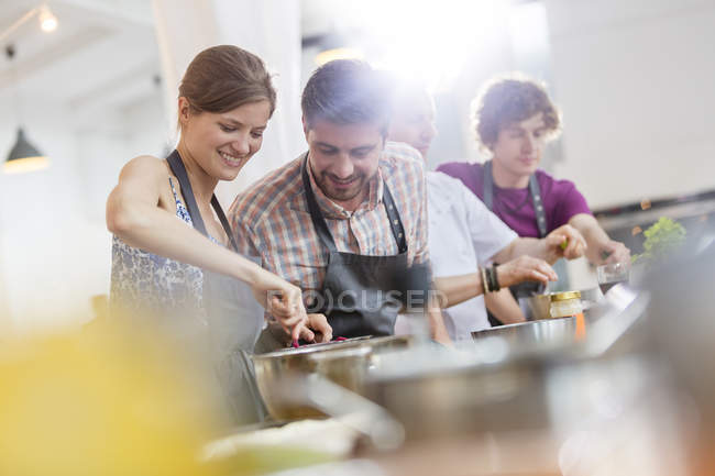 Couple appréciant cuisine cours de cuisine — Photo de stock