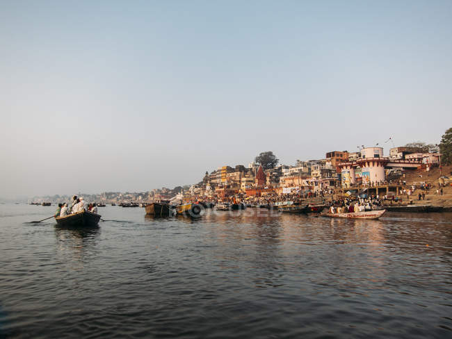 Barcos en el agua del río, Varanasi, India - foto de stock
