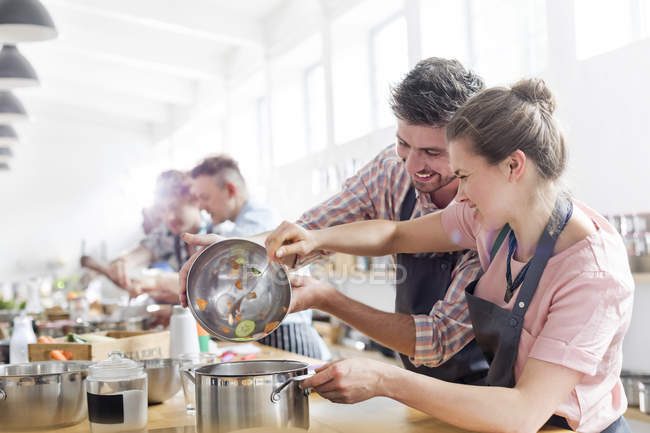 Casal desfrutando de aula de culinária na cozinha — Fotografia de Stock