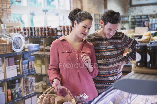 Coppia shopping in vetrina nel mercato — Foto stock
