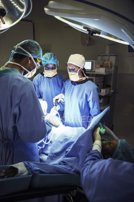 Chirurghi che eseguono interventi in sala operatoria — Foto stock