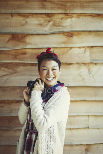 Портрет улыбающейся женщины с камерой снаружи кабины — стоковое фото
