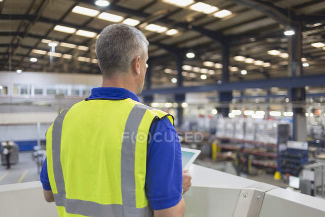 Superviseur avec presse-papiers dans une usine d'acier — Photo de stock