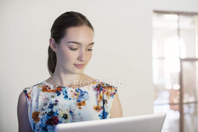 Empresária trabalhando no laptop no escritório moderno — Fotografia de Stock