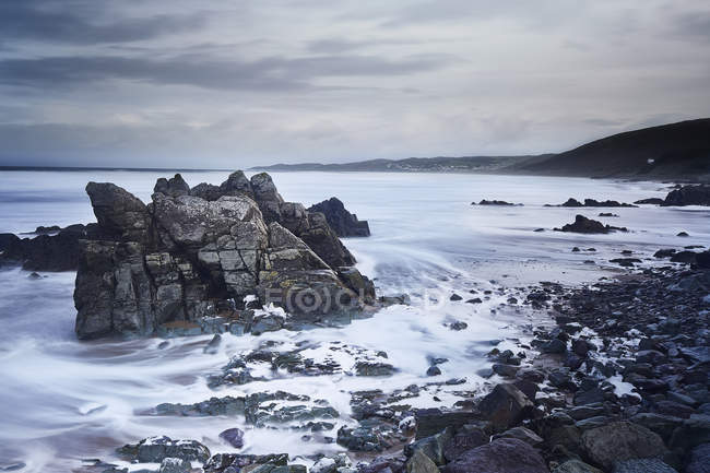 Rocce e oceano, Devon, Regno Unito — Foto stock