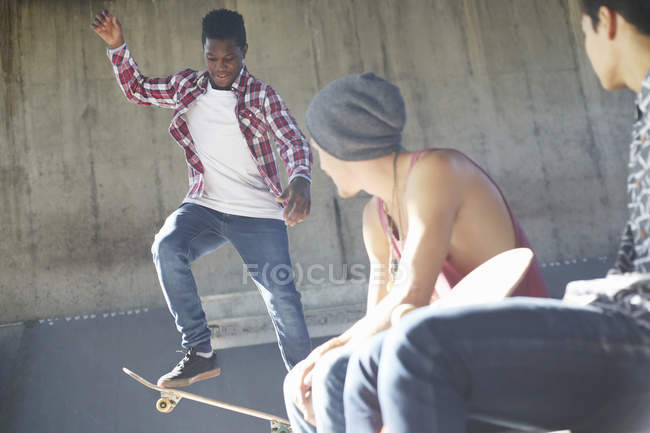 Les garçons adolescents skateboard au skate park — Photo de stock