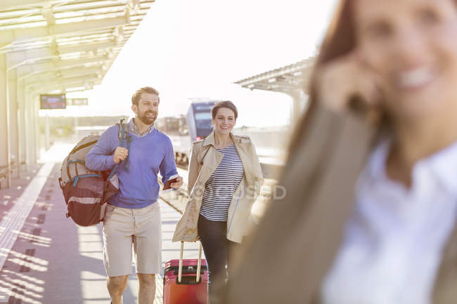 Couple with luggage at train station — Stock Photo