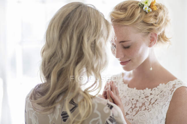 Matron of honor and bride talking in domestic room — Stock Photo