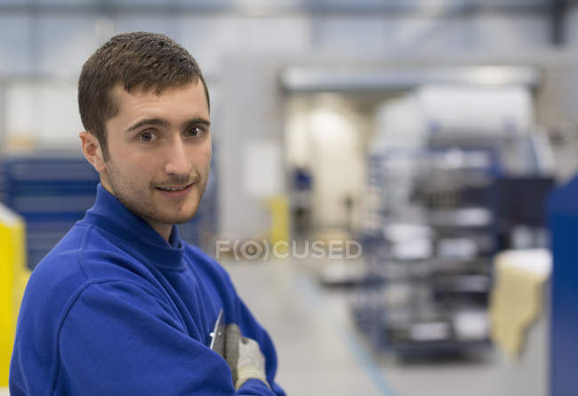 Porträt selbstbewusster Arbeiter in Stahlwerk — Stockfoto