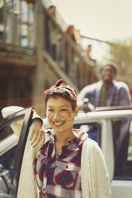 Портрет улыбающейся женщины возле машины — стоковое фото