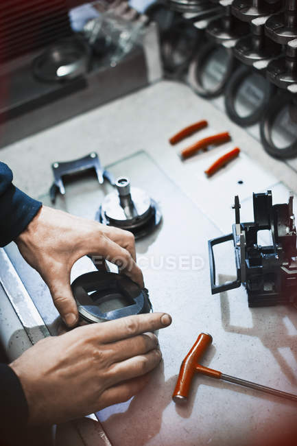 Trabajador examinando parte en la fábrica de acero - foto de stock