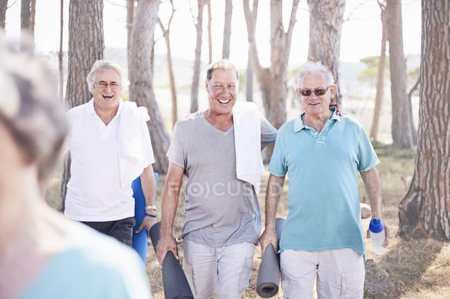 Старші чоловіки після занять з йоги в парку — стокове фото
