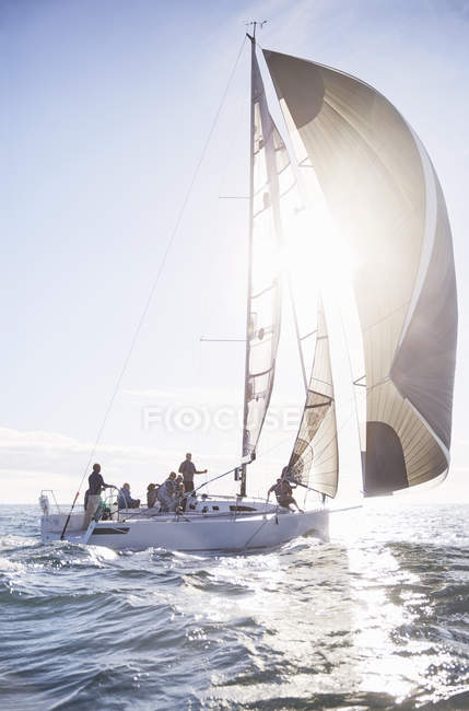 Malerischer Blick auf das Segelboot am sonnigen Ozean — Stockfoto
