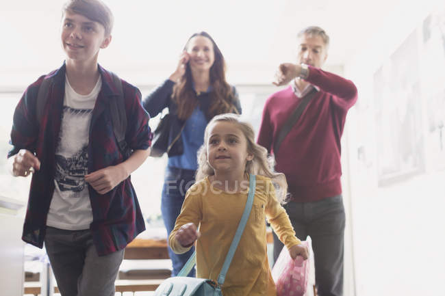 La famille se précipite pour quitter la maison — Photo de stock