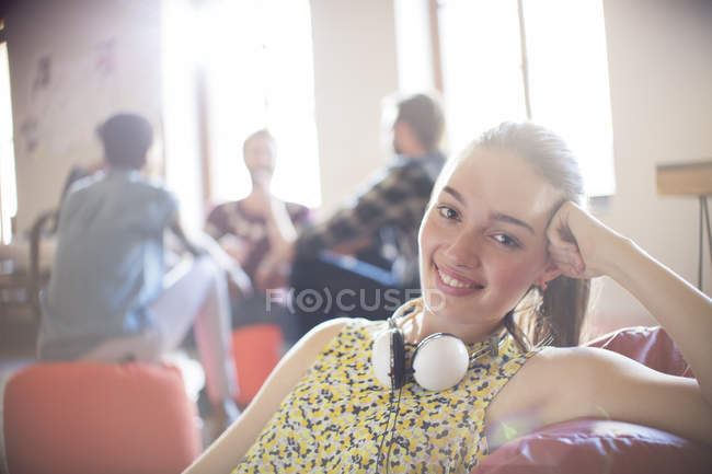 Портрет усміхненої випадкової бізнес-леді з навушниками — стокове фото