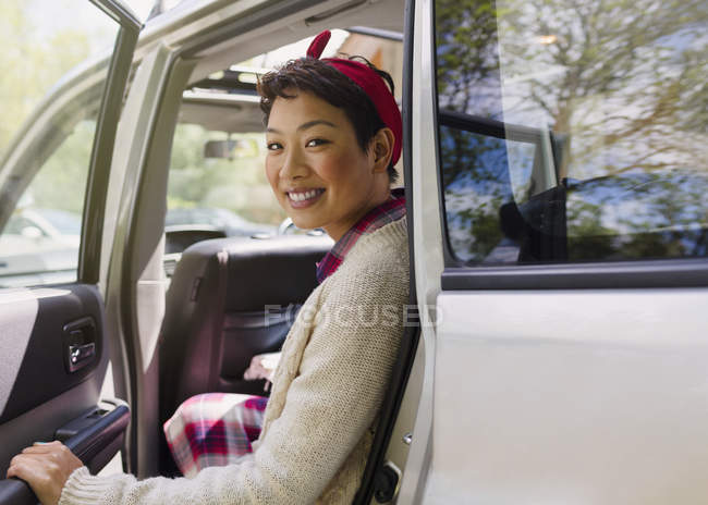 Портрет усміхненої жінки, що виходить з машини — стокове фото