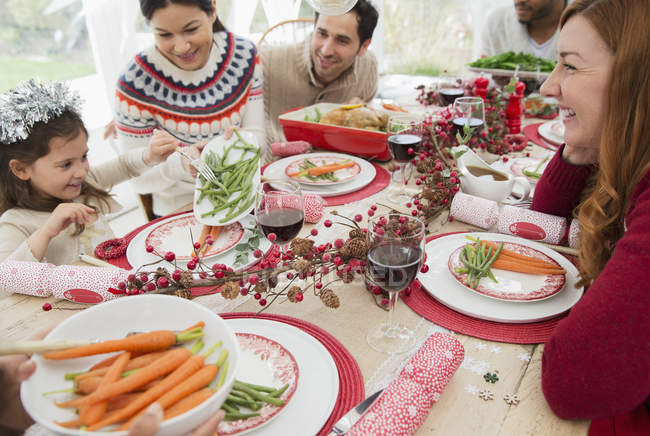 Счастливая семья наслаждается рождественским ужином — стоковое фото