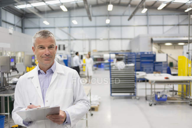 Портрет усміхненого інженера з буфера в сталевій фабриці — стокове фото
